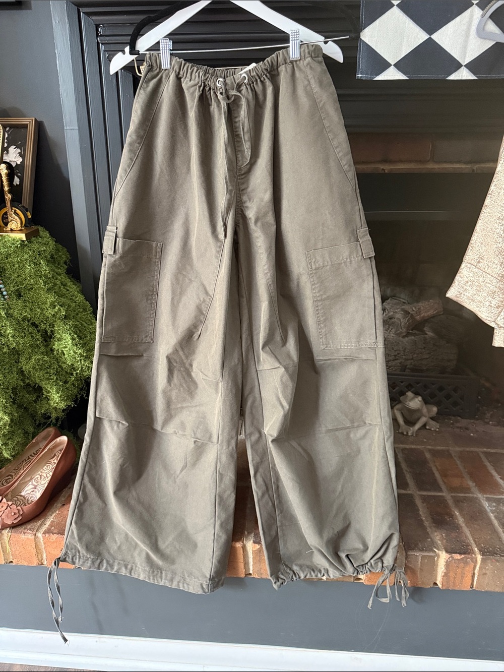 Women’s Wide-Leg Cargo Pants in Olive Green